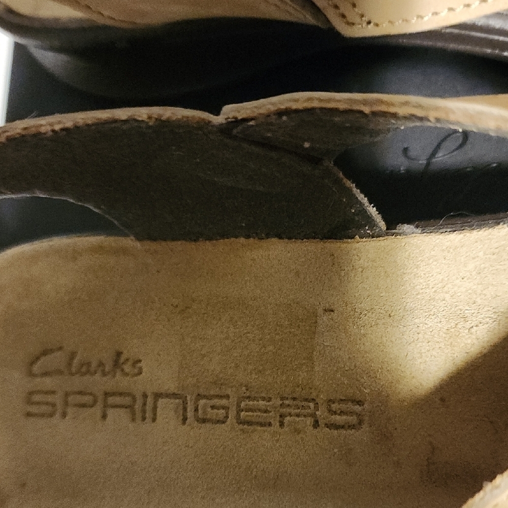 Clarks Women's Tan Cross-Strap Sandals - Picture 2 of 9